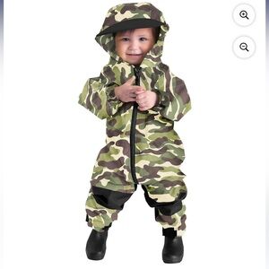 Boy 5T Camouflage Hooded Rain suit NWOT- never been worn! Perfect condition
